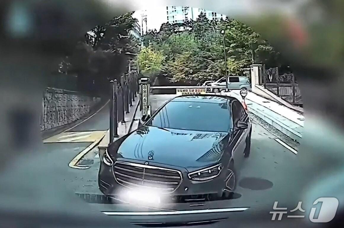 본문 이미지 - 지난달 21일 서울 강남구에서 정차 명령을 무시한채 달아나던 상습 사기범 A 씨가 몰던 차량이 순찰차에 가로막혔다. A 씨는 24명을 대상으로 41억 원 상당의 사기를 저지른 수배자인 것으로 드러났다.&#40;서울경찰청 제공&#41;