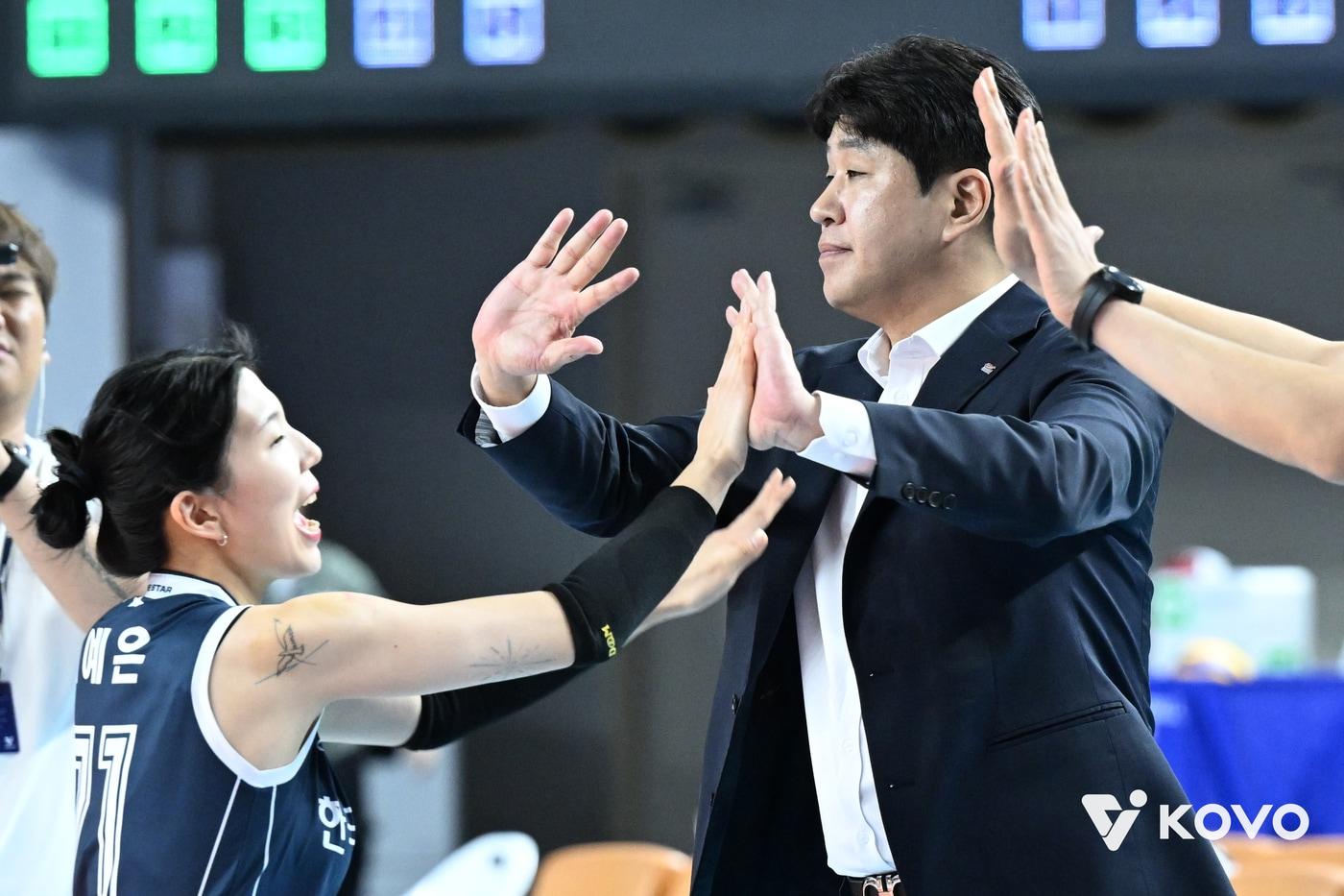 김종민 한국도로공사 감독이 V리그 통산 사령탑 200승을 달성했다. &#40;KOVO 제공&#41;