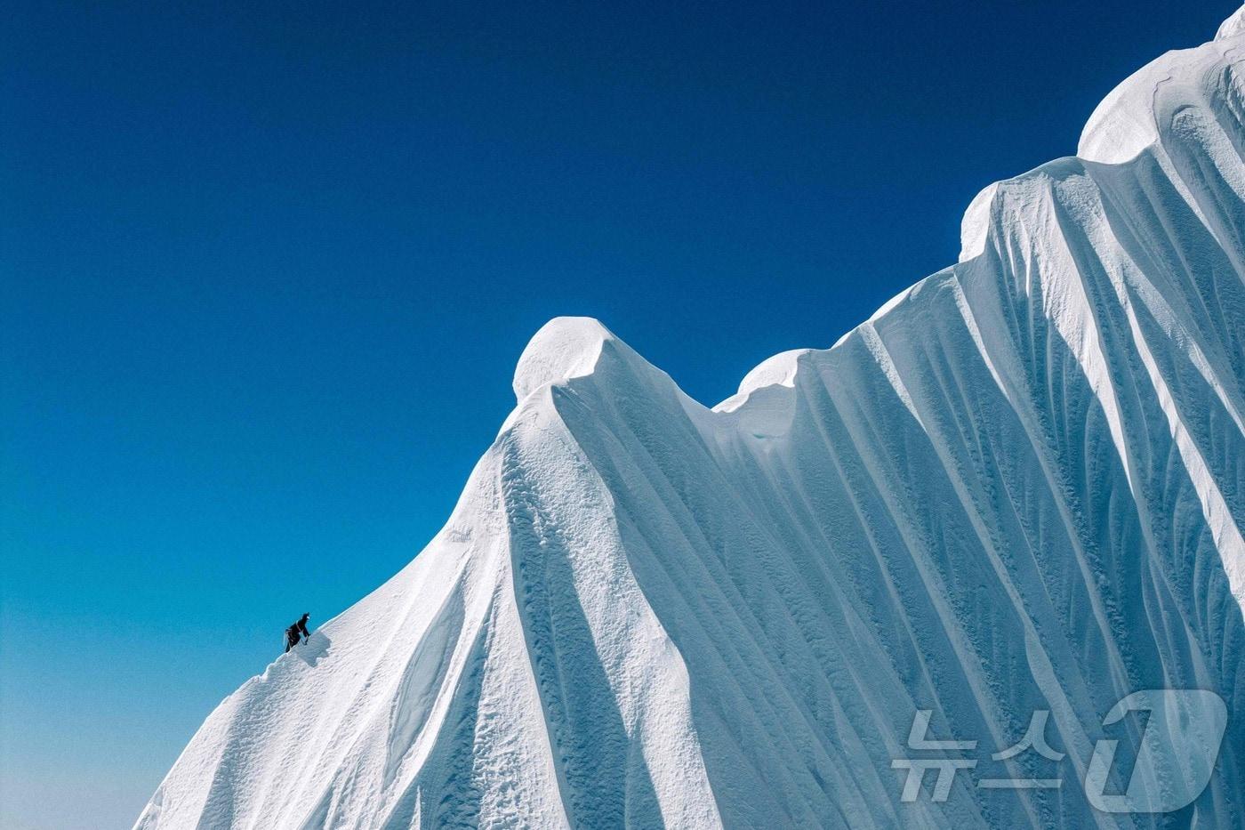 한 프랑스 등반가가 네팔 동부에 위치한 자누 이스트&#40;해발 7468m&#41; 정상 부근을 향해 오르고 있다. 2025.10.15.&lt;자료 사진&gt;  ⓒ AFP=뉴스1