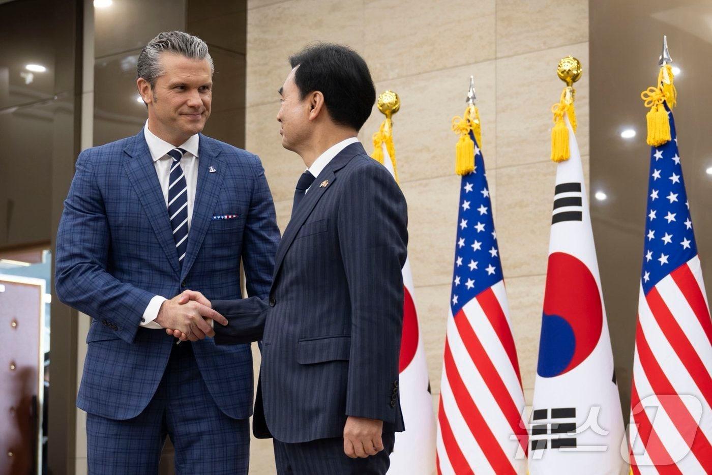 안규백 국방부 장관과 피트 헤그세스 미국 국방장관이 지난 4일 서울 용산 국방부 청사에서 열린 제57차 한미안보협의회의&#40;SCM&#41;를 앞두고 악수하고 있다. &#40;헤그세스 장관 엑스 계정, 재판매 및 DB금지&#41; ⓒ News1 류정민 특파원