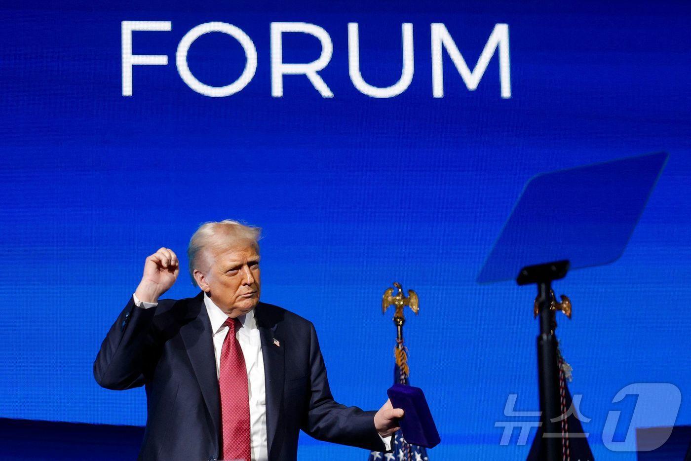 도널드 트럼프 미국 대통령이 5일&#40;현지시간&#41; 마이애미의 케세야 센터에서 열린 ‘아메리카 비즈니스 포럼’ 연설을 마친 뒤 춤을 추고 있다.2025.11.05.ⓒ AFP=뉴스1