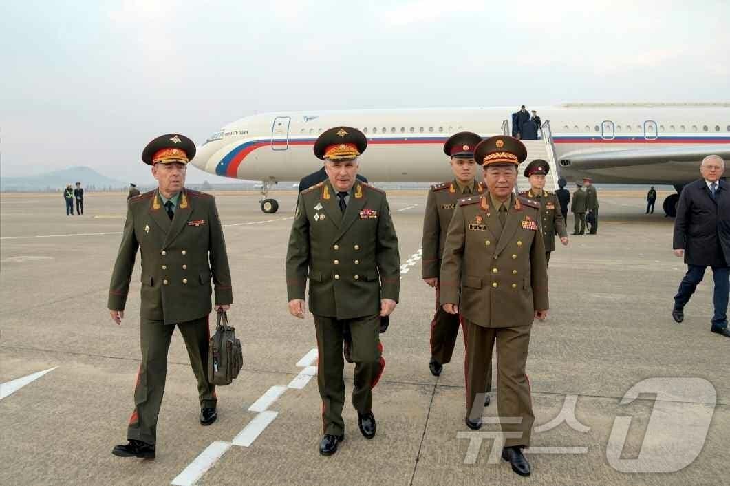 본문 이미지 - &#40;평양 노동신문=뉴스1&#41; = 북한 노동당 기관지 노동신문은 6일 &#34;러시아연방 국방성 부상을 단장으로 하는 군사정치총국대표단이 5일 평양에 도착했다&#34;라고 보도했다. [국내에서만 사용가능. 재배포 금지. DB 금지. For Use Only in the Republic of Korea. Redistribution Prohibited] rodongphoto@news1.kr