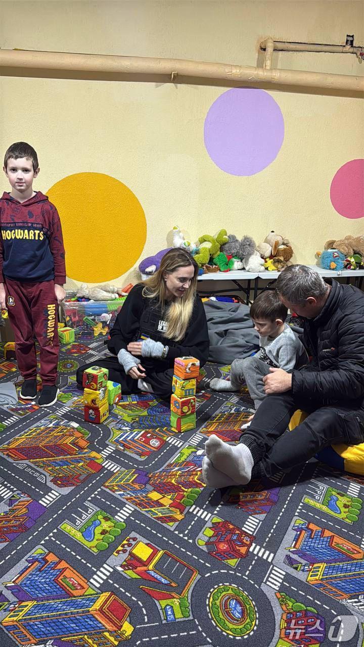 본문 이미지 - 미국 할리우드 배우 앤젤리나 졸리가 우크라이나 헤르손주를 방문했다. &#40;출처=엑스&#41; 2025.11.5./뉴스1