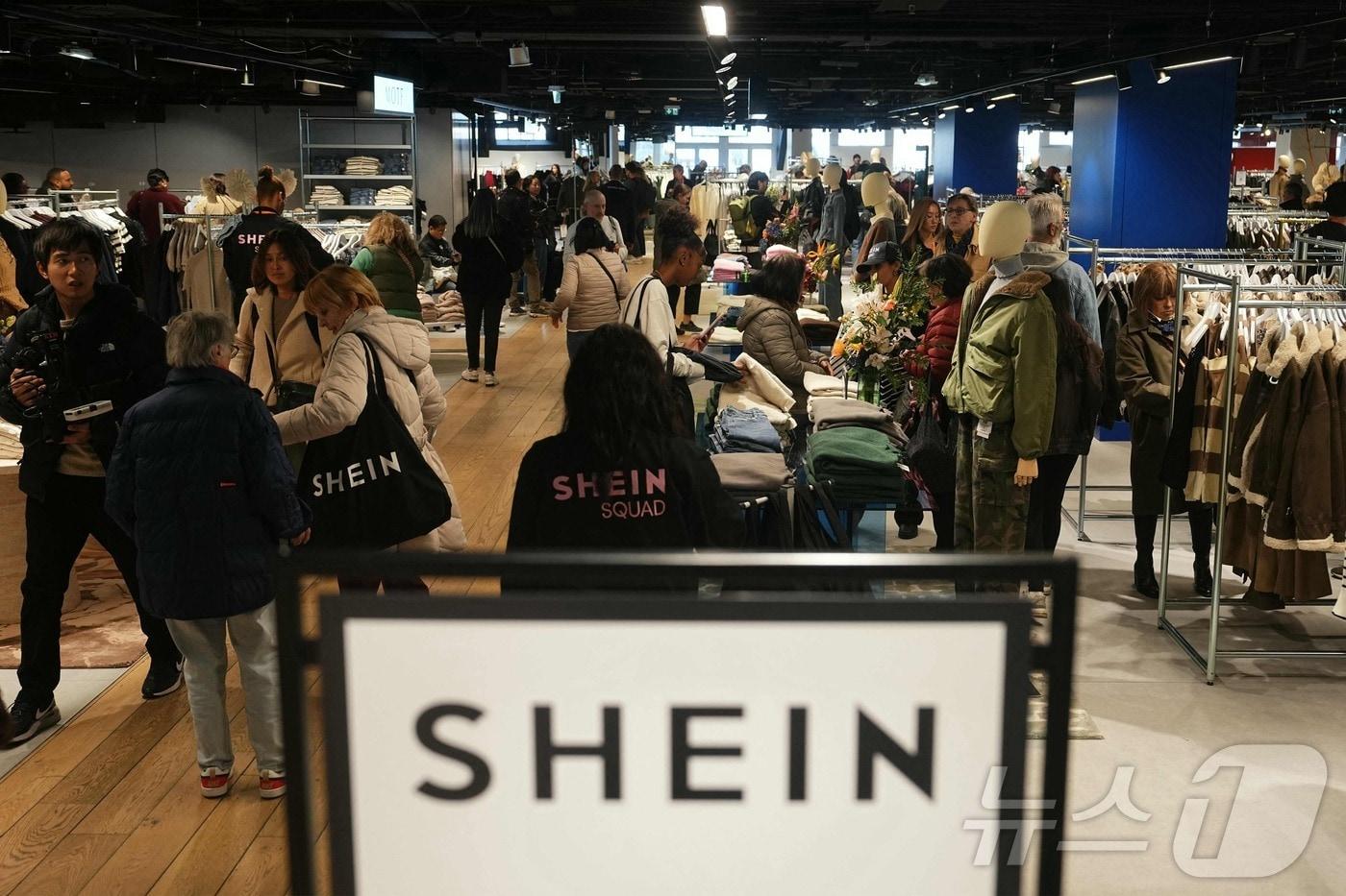 5일&#40;현지시간&#41; 프랑스 파리 BHV 마레 백화점에 문을 연 쉬인의 첫 오프라인 매장에서 개점 첫날 고객들이 쇼핑을 하고 있다. 2025.11.05. ⓒ AFP=뉴스1 ⓒ News1 윤다정 기자