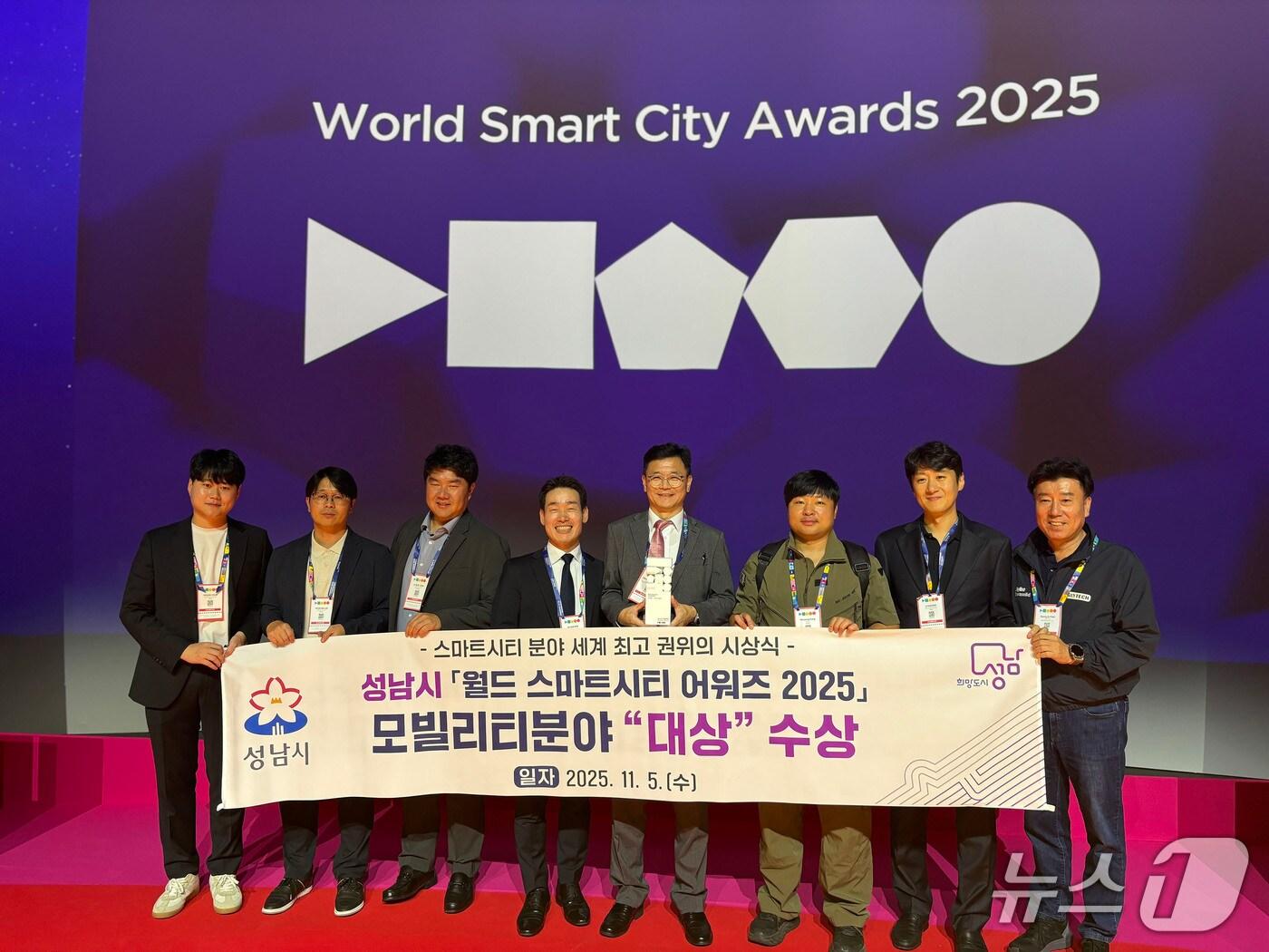 본문 이미지 - 경기 성남시 4차산업국 직원들과 성남기업 대표들이 5일(현지시각) 스페인 바르셀로나에서 '월드 스마트시티 어워즈' 모빌리티 부문 대상 수상 후 기념사진을 찍고 있다.(성남시 제공. 재판매 및 DB금지)/뉴스1