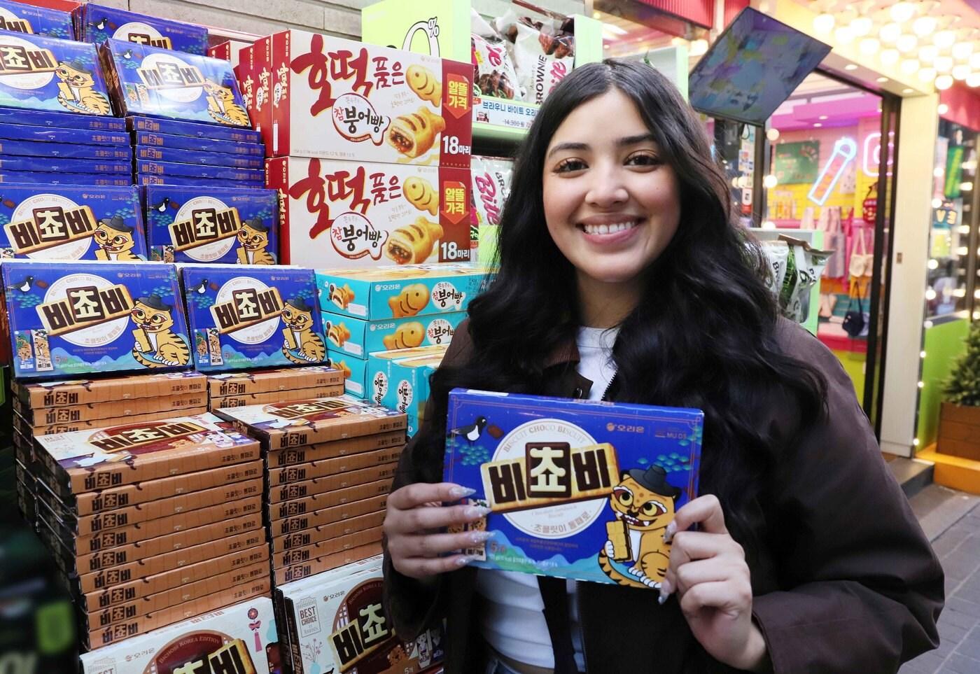 오리온 &#39;비쵸비 국립중앙박물관 에디션&#39;을 구매하는 외국인 관광객.&#40;오리온 제공&#41;