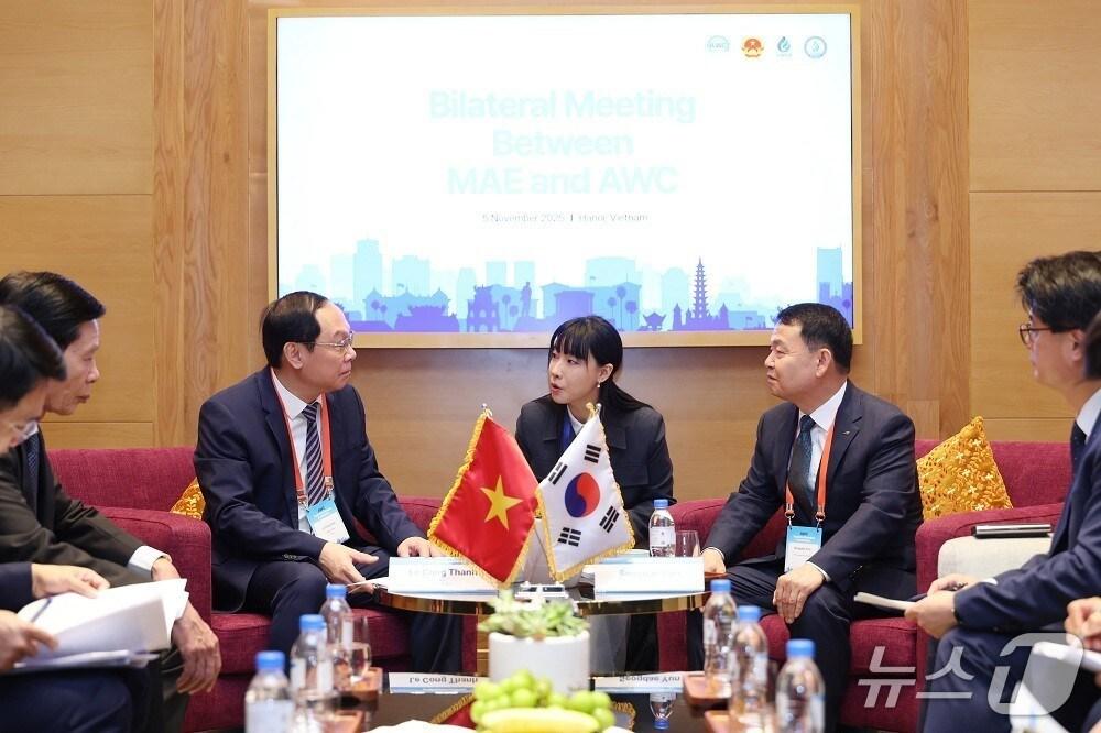 본문 이미지 - 윤석대 한국수자원공사 사장&#40;사진 오른쪽&#41;이 레 콩 탄&#40;Le Cong Thanh&#41; 베트남 농업환경부 차관&#40;사진 왼쪽&#41;과 물 분야 협력방안을 논의하고 있다. &#40;한국수자원공사 제공.재판매 및 DB금지&#41;/뉴스1