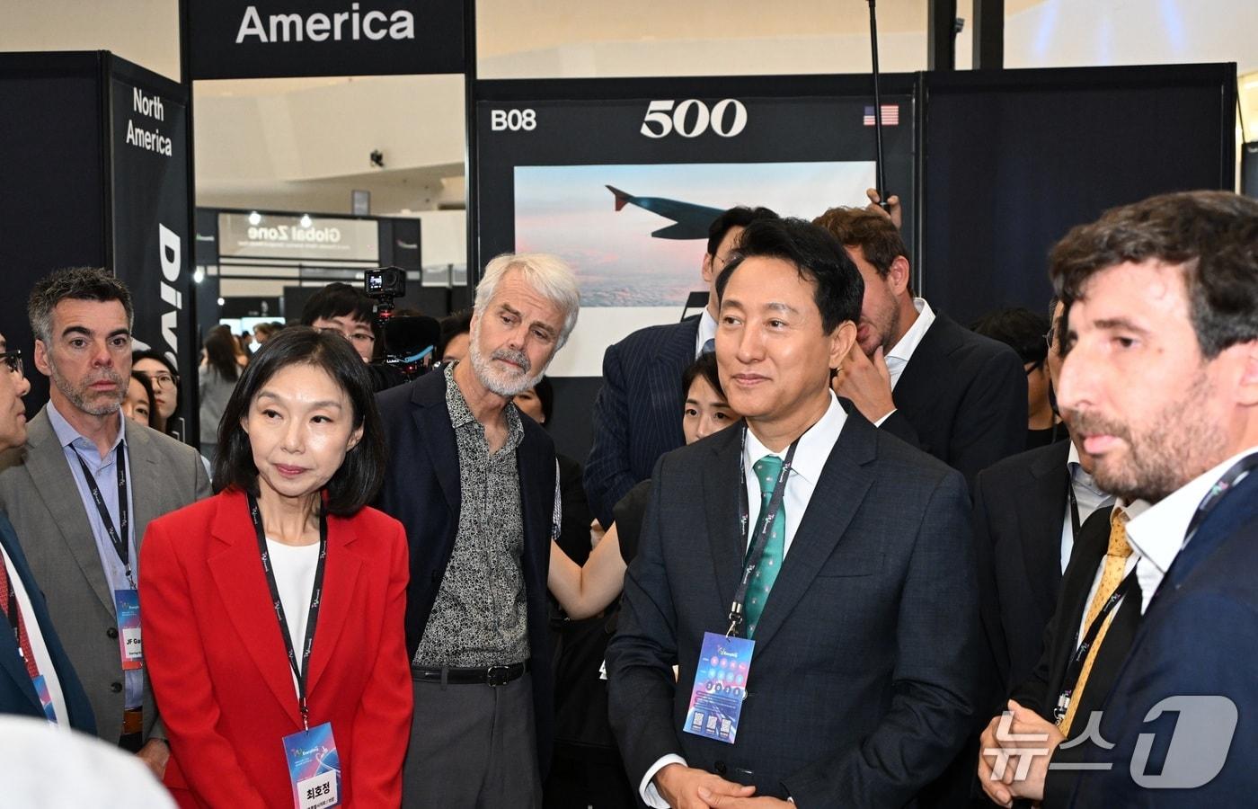 오세훈 서울시장과 최호정 서울시의회 의장 등이 부스 투어를 하고 있다.&#40;서울시 제공&#41;