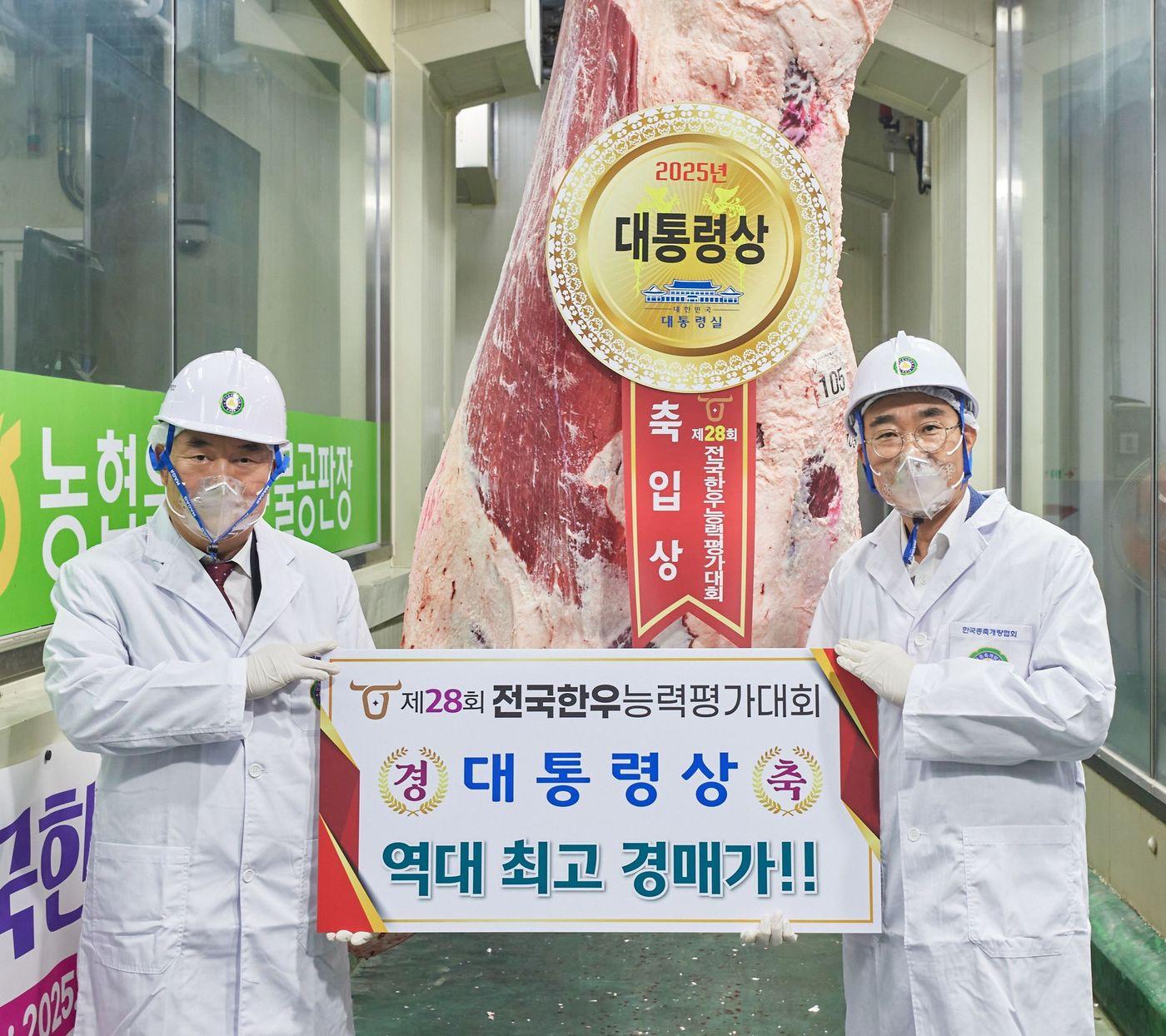 본문 이미지 - 이영상 동원홈푸드 축육부문 대표와 이재윤 한국종축개량협회 회장이 5일 충북 음성에서 열린 &#39;제28회 전국한우능력평가대회&#39;에서 기념 촬영을 하고 있다.&#40;동원홈푸드 제공&#41;