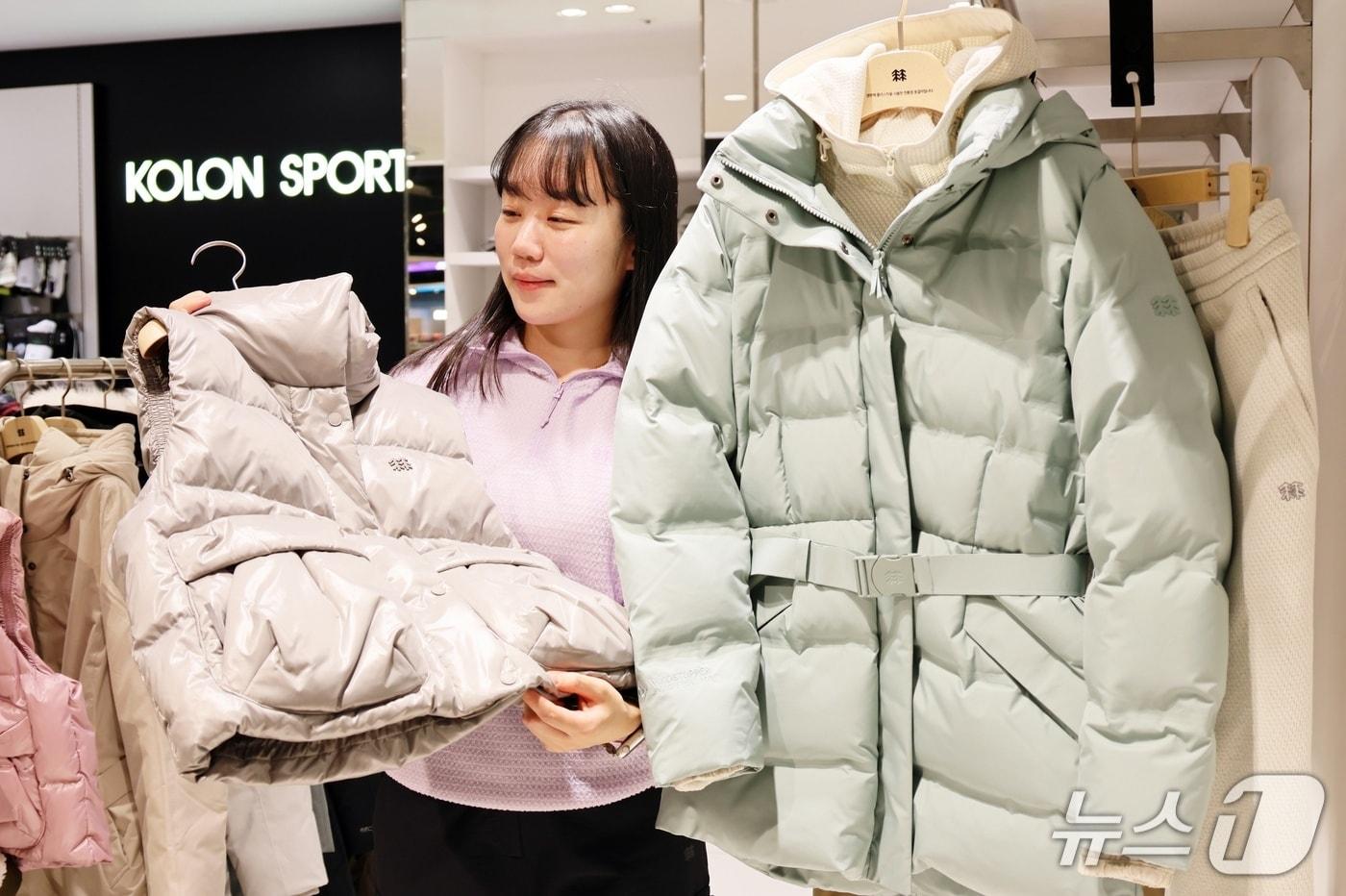 롯데백화점 대구점이 7~9일 &#39;득템위크&#39;를 진행한다. 대구점 7층 &#39;코오롱스포츠&#39;에서 한 고객이 패딩을 살펴보고 있다.&#40;롯데백화점 제공. 재판매 및 DB 금지&#41;