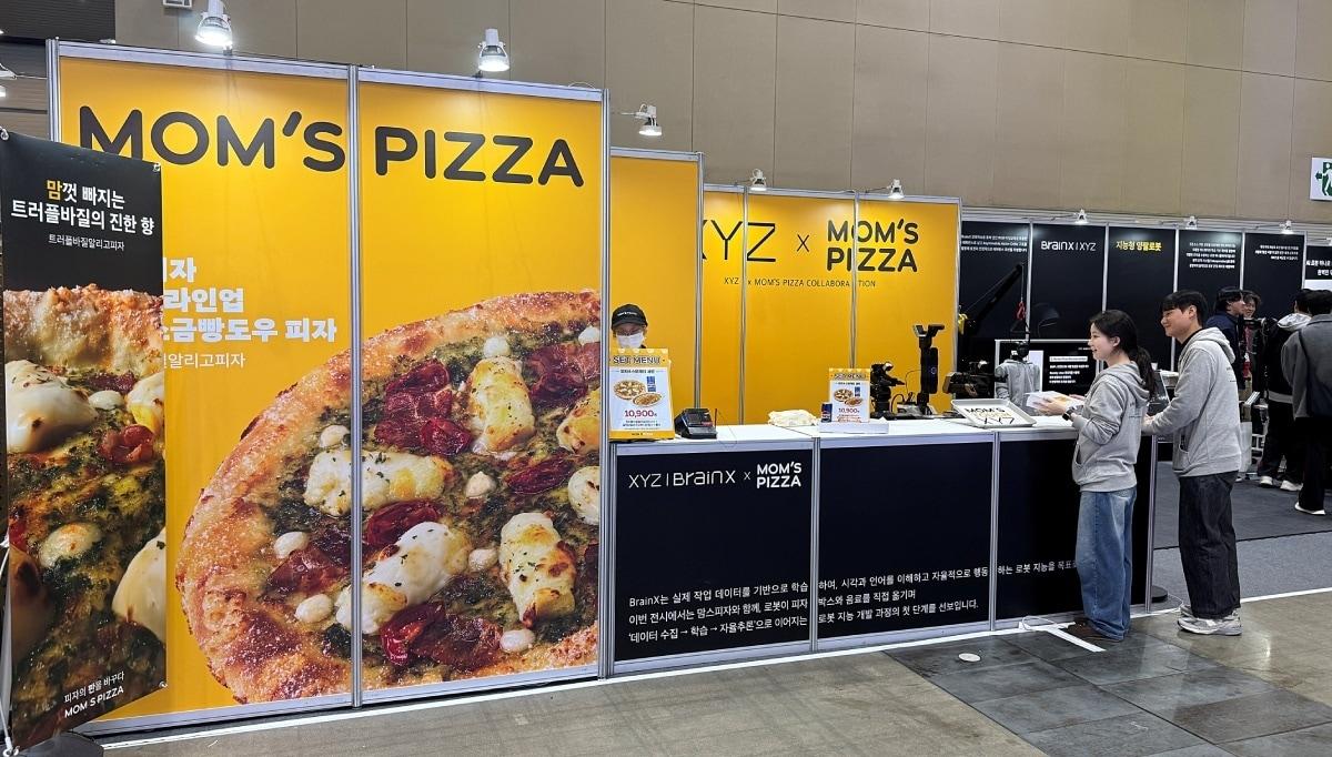 본문 이미지 - 로보월드 2025 맘스터치 X 엑스와이지 쇼룸.&#40;맘스터치 제공&#41;