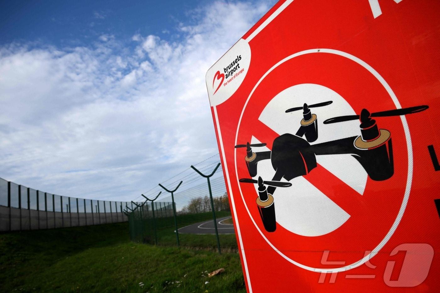 벨기에 브뤼셀 자벤템 국제공항에 설치된 &#39;드론 비행 금지 구역&#39; 표지판. 2025.11.4. ⓒ AFP=뉴스1