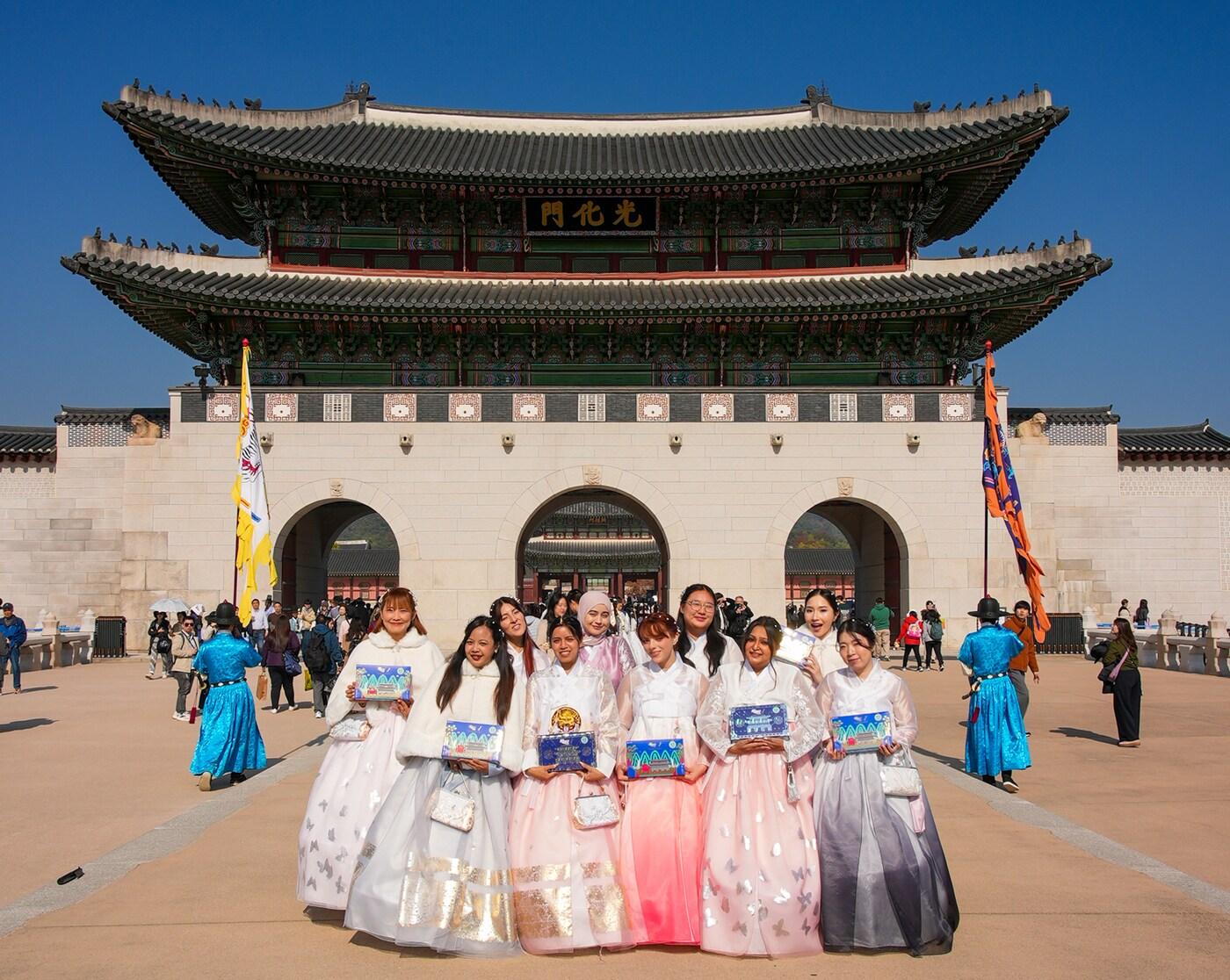 본문 이미지 - 빼빼로 Agent P(에이전트 피) 활동 인원이 경복궁을 방문해 기념 촬영을 하고 있다.(롯데웰푸드 제공)