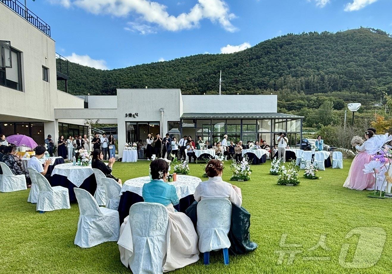 본문 이미지 - 경북도가 ‘적은 비용으로 결혼하고 크게 행복한 결혼문화 확산’을 목표로 연 ‘나만의 작은 결혼식’ 공모전에서 사례·장소 분야 31건의 수상작을 선정했다.ⓒ News1 김대벽기자