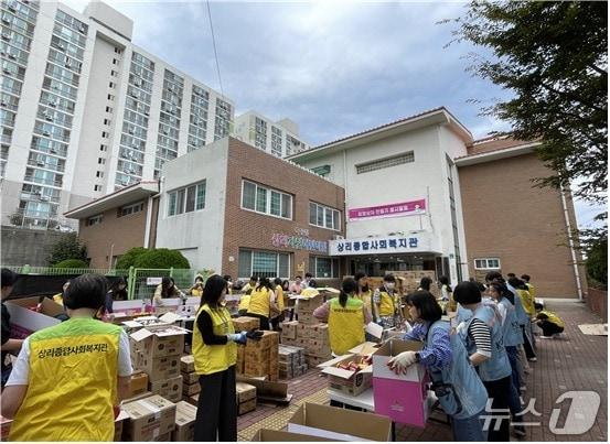 본문 이미지 - 작년 하반기에 열린 이전공공기관 합동 사회공헌활동 행사 모습.(부산시 제공. 재판매 및 DB금지)