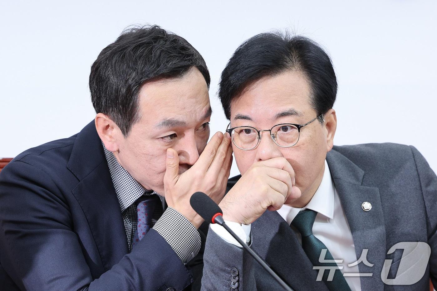 송언석 국민의힘 원내대표와 김민수 최고위원이 6일 서울 여의도 국회에서 열린 최고위원회의에서 대화하고 있다. 2025.11.6/뉴스1 ⓒ News1 신웅수 기자