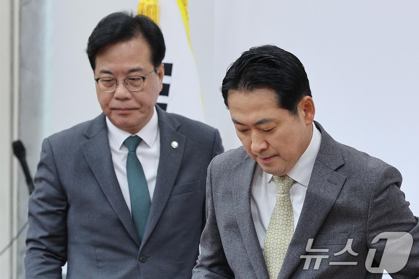 장동혁 국민의힘 대표와 송언석 원내대표가 지난 6일 서울 여의도 국회에서 열린 최고위원회의에 참석하고 있다. 2025.11.6/뉴스1 ⓒ News1 신웅수 기자