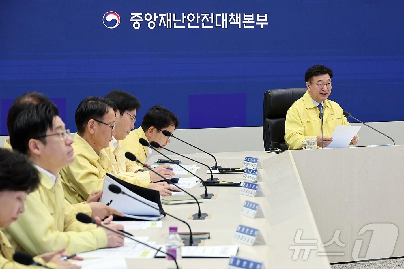 윤호중 중앙재난안전대책본부장&#40;행정안전부 장관&#41;이 6일 오전 정부세종청사에서 국가정보자원관리원 행정정보시스템 화재 관련 중대본 회의에서 모두 발언을 하고 있다. &#40;행정안전부 제공. 재판매 및 DB 금지&#41; 2025.11.6/뉴스1