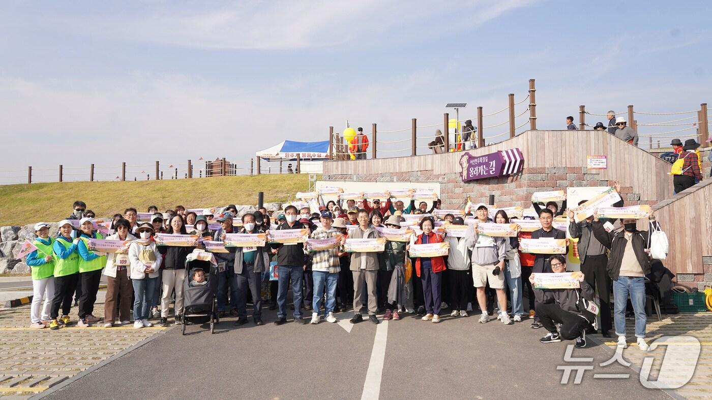 지난 5일 서산한우목장길에서 진행된 2025 한걸음마다 힐링, 가을길 건강걷기 행사 참가들이 단체 기념촬영을 하고 있다.&#40;서산시 제공. 재판매 및 DB금지&#41;2025.11.6/뉴스1
