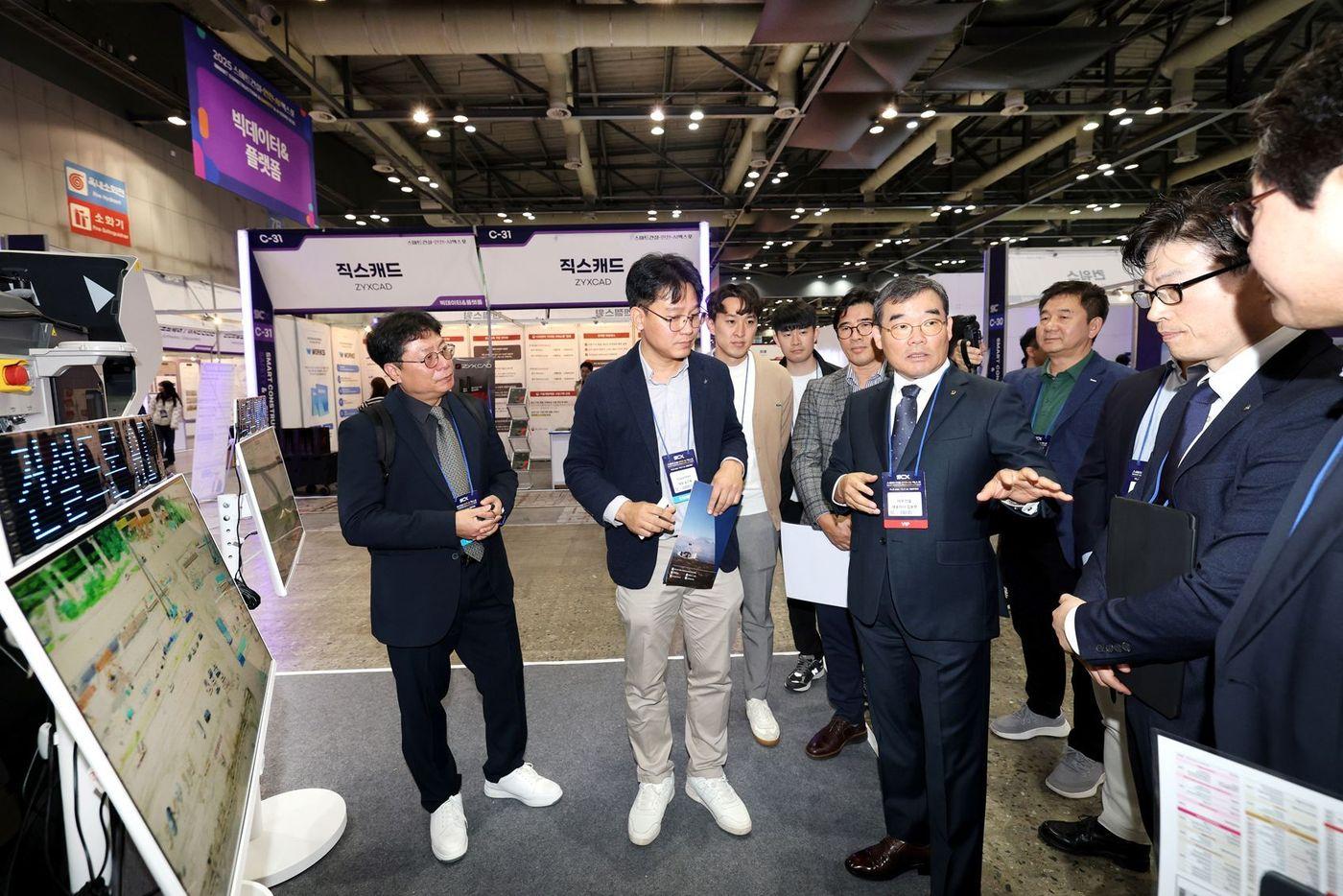 김보현 대우건설 대표이사&#40;앞줄 가운데&#41;가 2025 스마트건설엑스포 현장을 둘러보고 있다.&#40;대우건설 제공&#41;뉴스1ⓒ news1