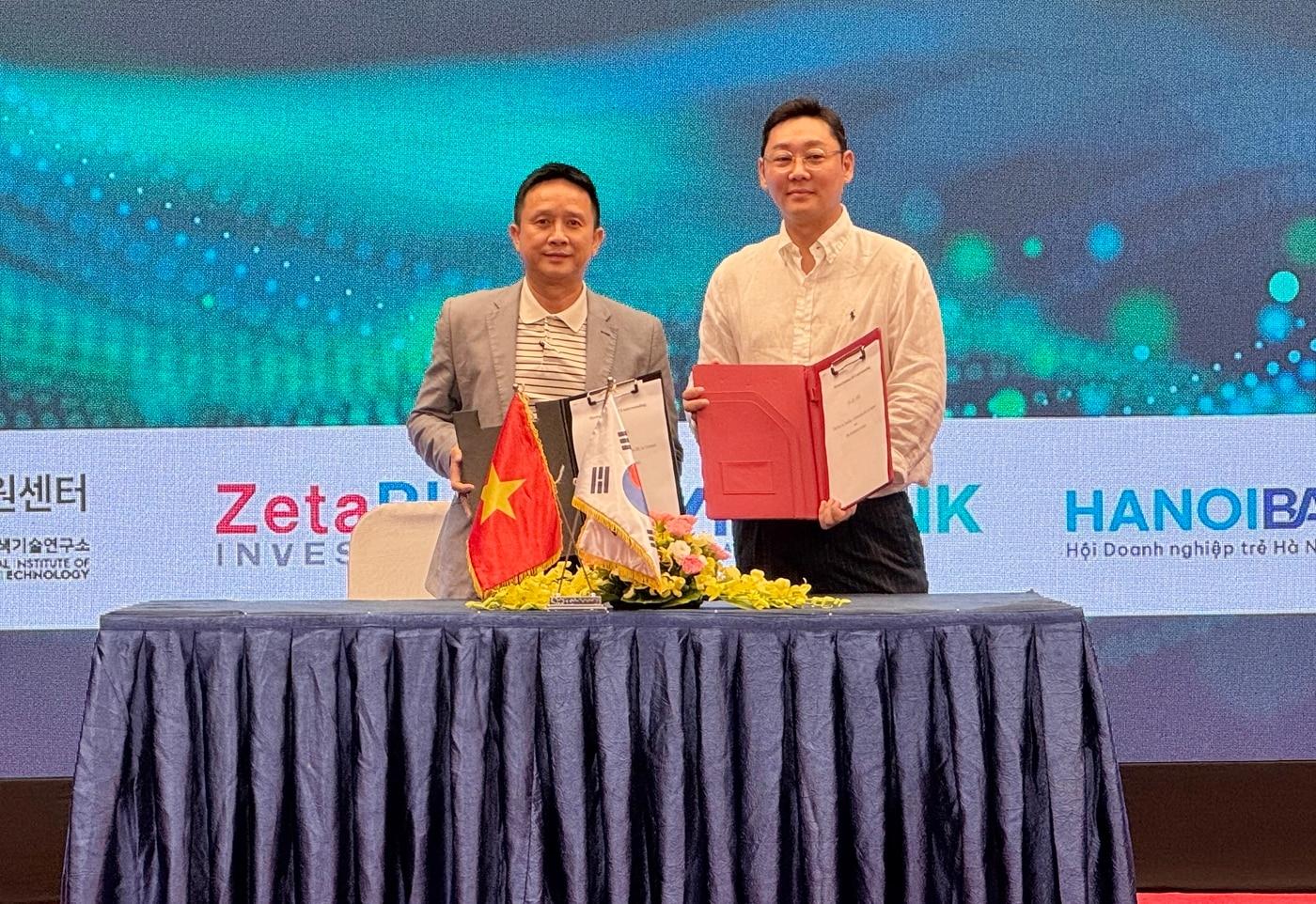 응우옌 호아이 남(Nguyễn Ho&agrave;i Nam) 다록무역건설 대표(왼쪽)와 박양세 네오메이션 대표가 업무협약 후 기념 촬영을 하고 있다(네오메이션 제공). ⓒ 뉴스1