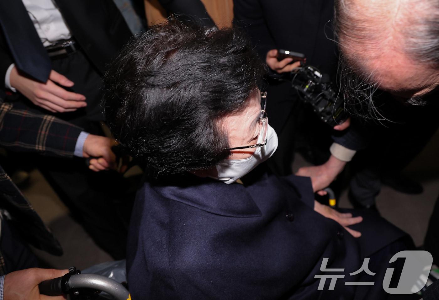 이배용 전 국가교육위원장이 6일 서울 종로구 KT광화문빌딩에 마련된 김건희 특검&#40;특별검사 민중기&#41; 사무실에 참고인 조사를 받기 위해 출석하고 있다. 이 전 위원장은 김건희 여사에게 금품을 건네고 공직 인사를 청탁했다는 의혹을 받는다. 2025.11.6/뉴스1 ⓒ News1 김성진 기자