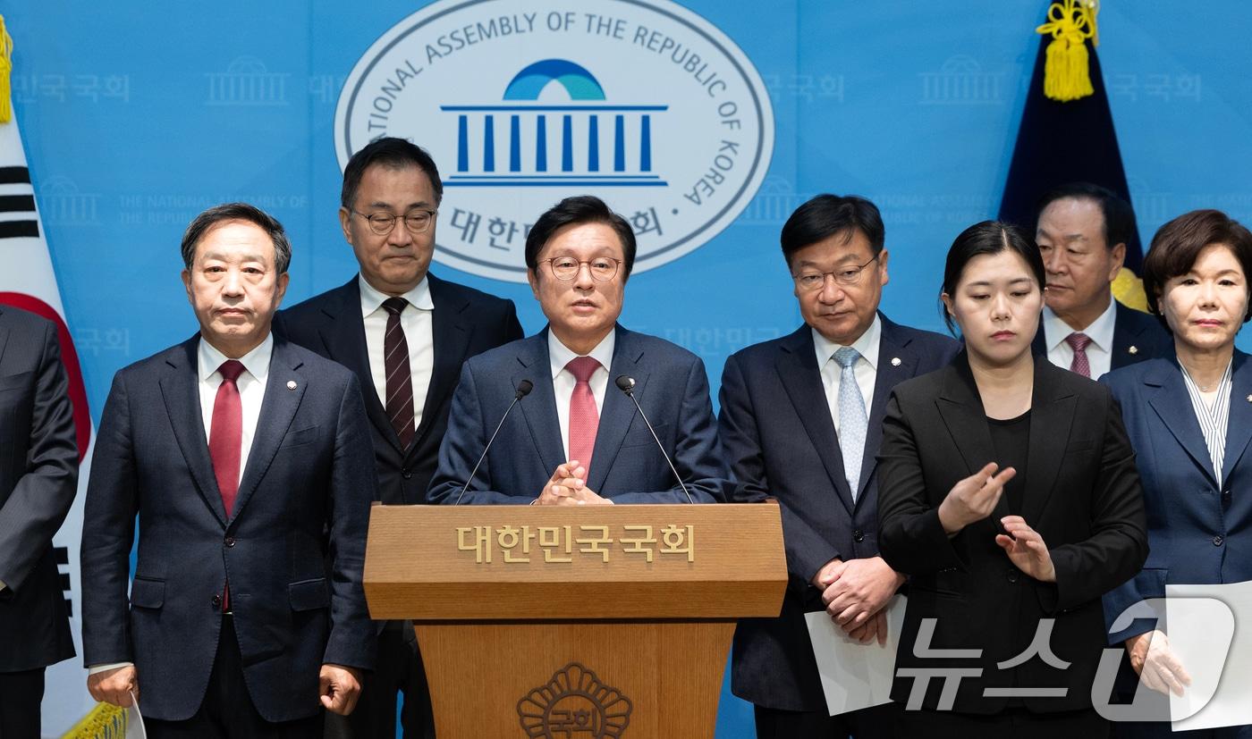 국민의힘 예산결산특별위원들이 6일 서울 여의도 국회 소통관에서 내년도 예산안 관련 기자회견을 하고 있다. 2025.11.6/뉴스1 ⓒ News1 이승배 기자