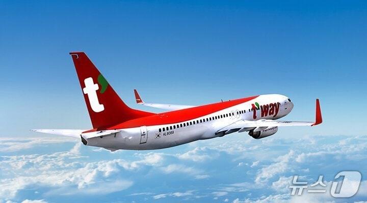 본문 이미지 - 티웨이항공의 제주~후쿠오카 직항기 B737-800.(티웨이항공 홈페이지 갈무리)
