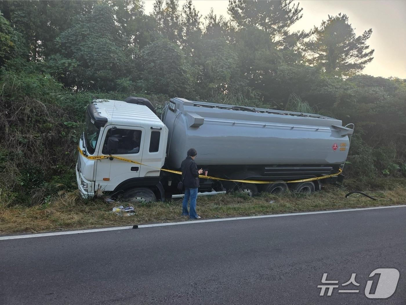 본문 이미지 - 지난 5일 서귀포시 상효동 제8산록교 인근에서 발견된 이동탱크저장소.(제주도소방안전본부 제공. 재판매 및 DB 금지)