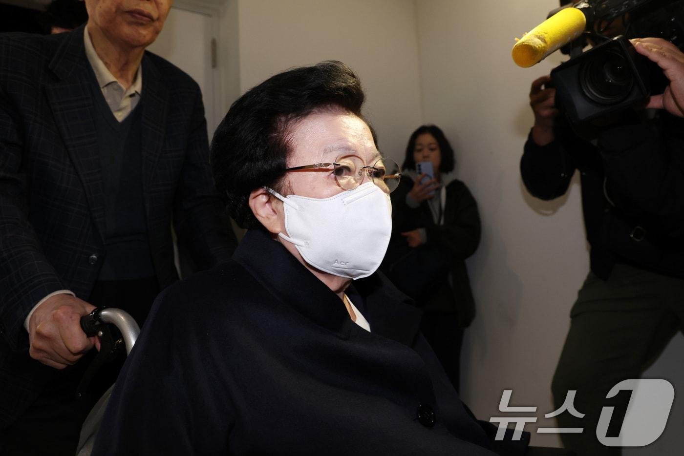 이배용 전 국가교육위원장이 6일 서울 종로구 KT광화문빌딩에 마련된 김건희 특검&#40;특별검사 민중기&#41; 사무실에 참고인 조사를 받기 위해 출석하고 있다. 이 전 위원장은 김건희 여사에게 금품을 건네고 공직 인사를 청탁했다는 의혹을 받는다. &#40;공동취재&#41; 2025.11.6/뉴스1 ⓒ News1 김성진 기자