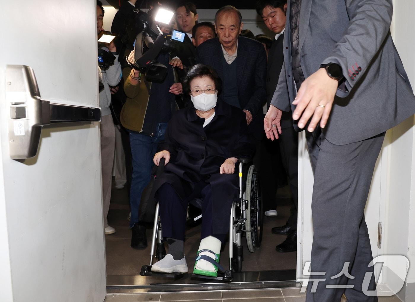 본문 이미지 - 이배용 전 국가교육위원장이 6일 서울 종로구 KT광화문빌딩에 마련된 김건희 특검&#40;특별검사 민중기&#41; 사무실에 참고인 조사를 받기 위해 출석하고 있다. &#40;공동취재&#41; 2025.11.6/뉴스1 ⓒ News1 김성진 기자