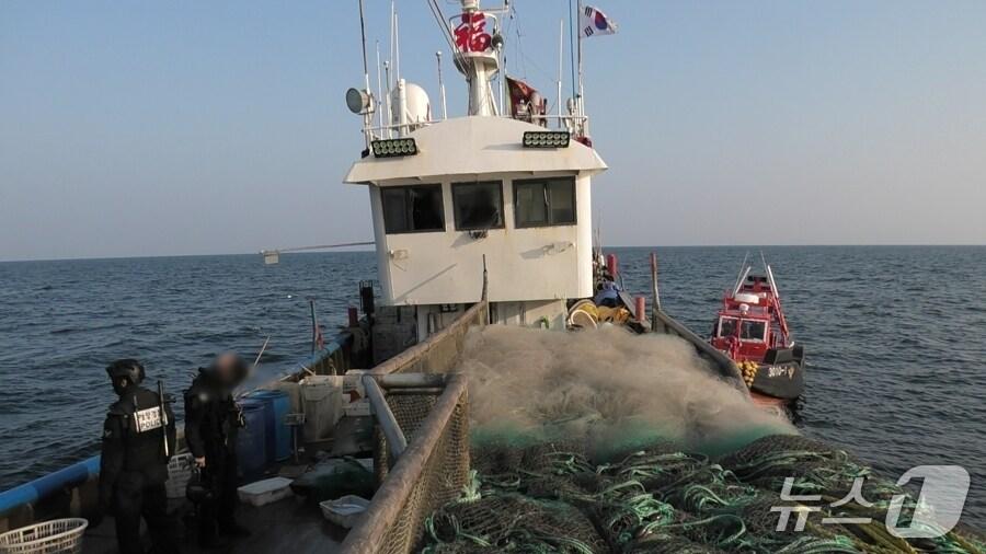 본문 이미지 - 한·중 어업협정 해역에서 조업일지를 부실하게 기재한 중국어선이 해경에 적발됐다.&#40;군산해경 제공. 재판매 및 DB금지&#41;2025.11.6/뉴스1