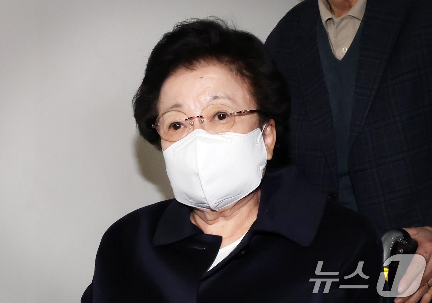 이배용 전 국가교육위원장이 6일 서울 종로구 KT광화문빌딩에 마련된 김건희 특검&#40;특별검사 민중기&#41; 사무실에 참고인 조사를 받기 위해 출석하고 있다.  2025.11.6/뉴스1 ⓒ News1 김성진 기자