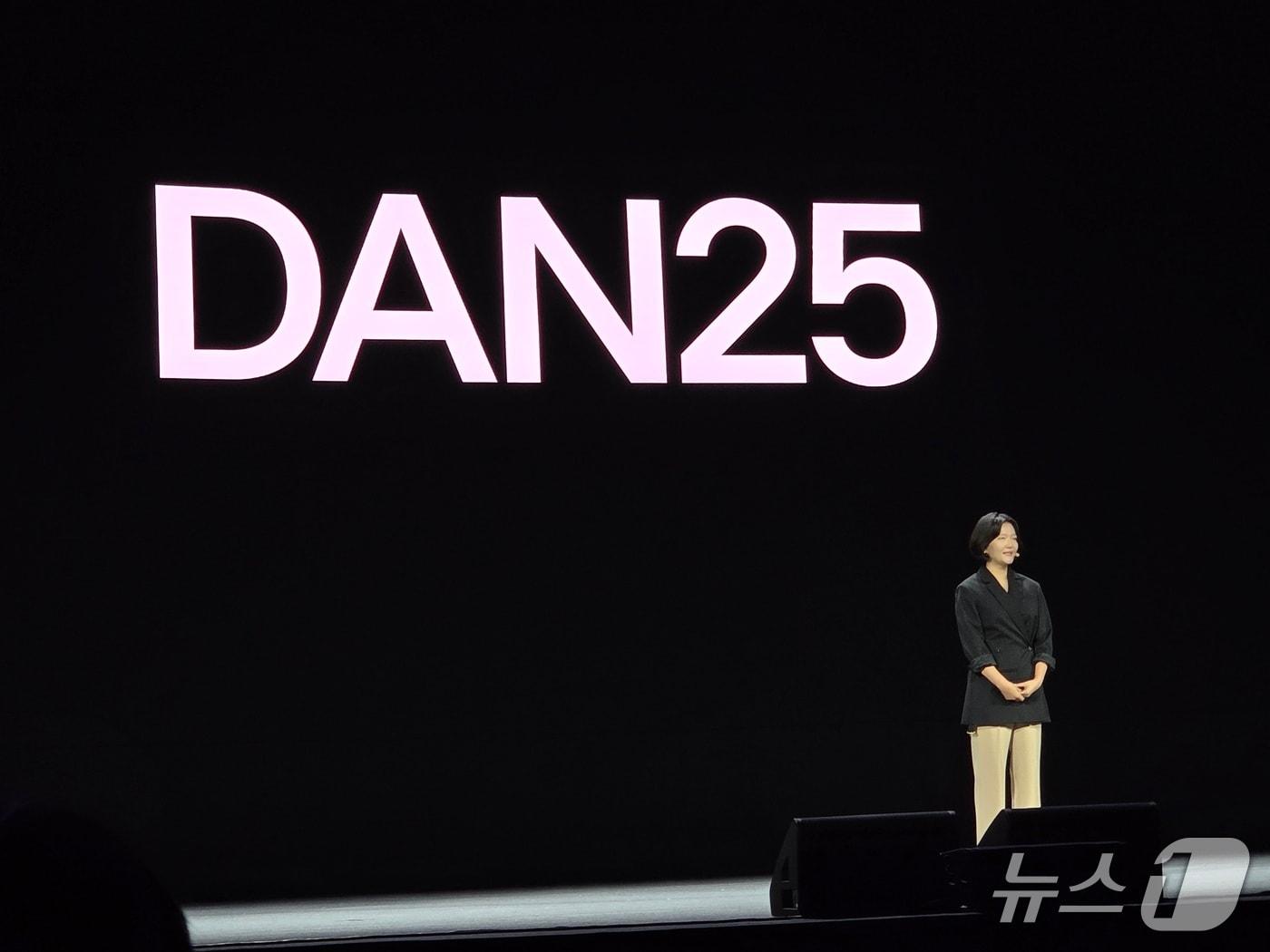 본문 이미지 - 최수연 네이버 대표가 6일부터 7일까지 이틀간 코엑스 그랜드볼룸에서 개최하는 팀네이버의 통합 컨퍼런스 '단25'(DAN25)의 오프닝 세션 키노트 중이다. 2025.11.06/뉴스1 ⓒNews1 김정현 기자