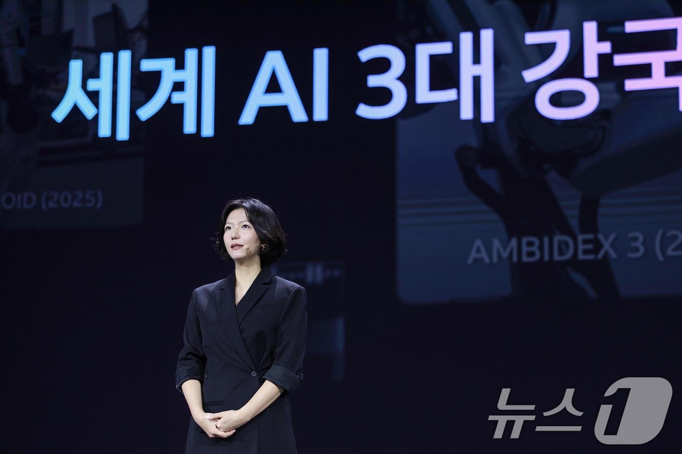 본문 이미지 - 최수연 네이버 대표이사가 6일 서울 강남구 코엑스 그랜드볼룸에서 열린 단25(DAN25) 콘퍼런스에서 발표를 하고 있다. (네이버 제공. 재판매 및 DB 금지) 2025.11.6 ⓒ 뉴스1