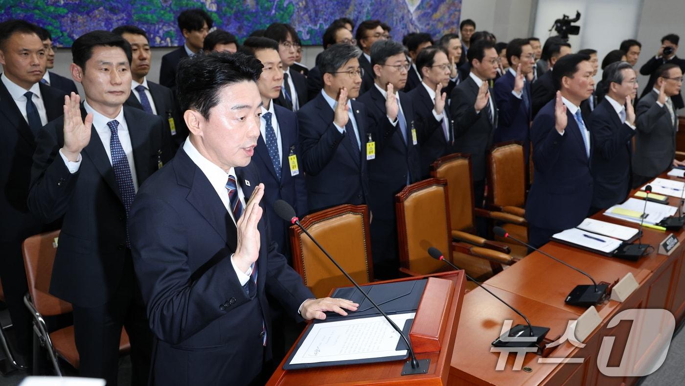 강훈식 대통령비서실장을 비롯한 대통령실관계자들이 6일 서울 여의도 국회에서 열린 국회운영위원회의 대통령비서실 등에 대한 국정감사에서 증인선서를 하고 있다. 2025.11.6/뉴스1 ⓒ News1 유승관 기자