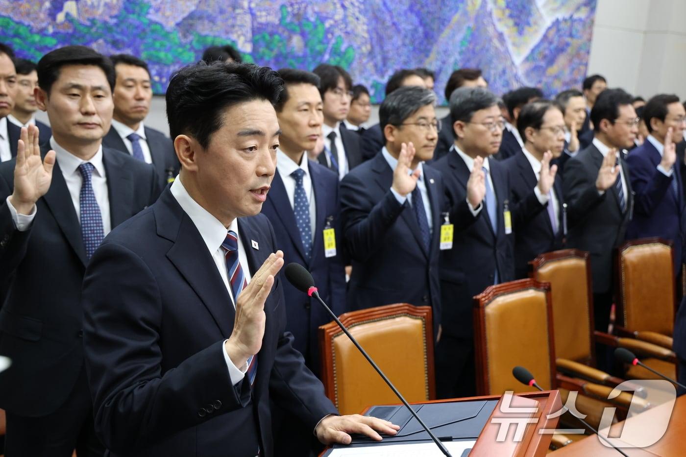 강훈식 대통령비서실장을 비롯한 대통령실관계자들이 6일 서울 여의도 국회에서 열린 국회운영위원회의 대통령비서실 등에 대한 국정감사에서 증인선서를 하고 있다. 2025.11.6/뉴스1 ⓒ News1 유승관 기자
