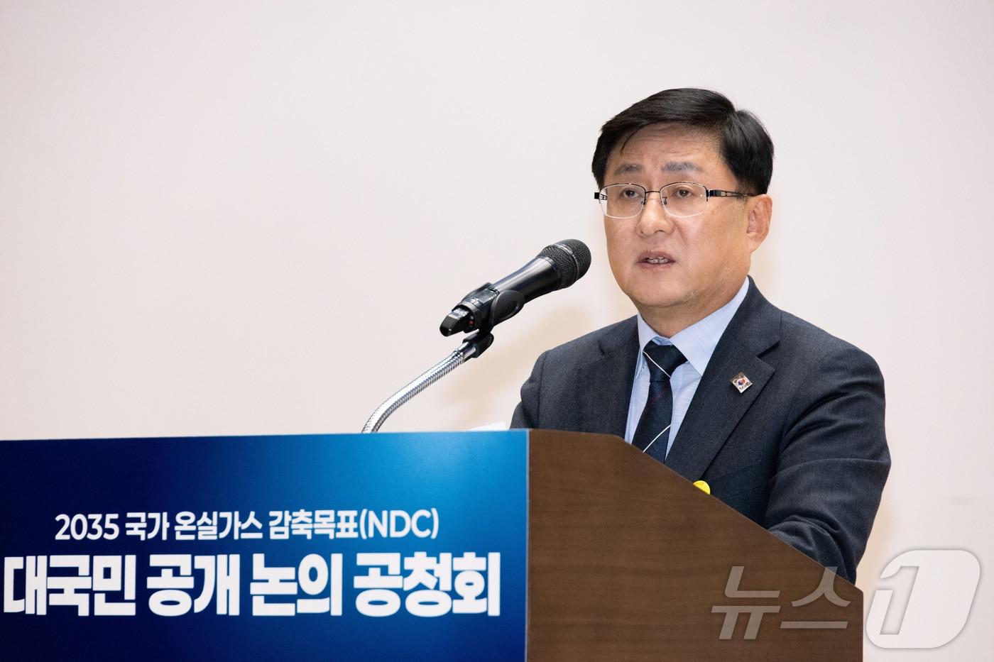 김성환 기후에너지환경부장관이 6일 서울 여의도 국회의원회관에서 열린 &#39;2035 국가 온실가스 감축목표&#40;NDC&#41; 대국민 공개 논의 공청회&#39;에 참석해 인사말을 하고 있다. &#40;기후에너지환경부 제공. 재판매 및 DB 금지&#41; 2025.11.6/뉴스1