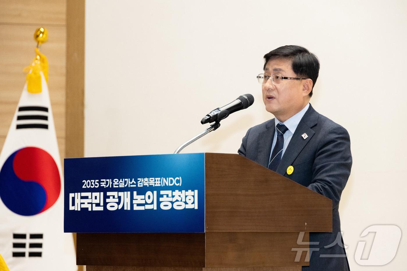 김성환 기후에너지환경부장관이 6일 서울 여의도 국회의원회관에서 열린 &#39;2035 국가 온실가스 감축목표&#40;NDC&#41; 대국민 공개 논의 공청회&#39;에 참석해 인사말을 하고 있다. &#40;기후에너지환경부 제공. 재판매 및 DB 금지&#41; 2025.11.6/뉴스1