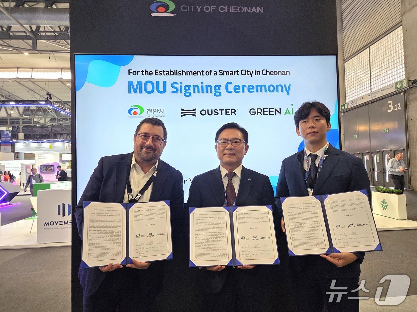 본문 이미지 - 사진 왼쪽부터 이타이 다돈 아우스터 부사장, 김석필 천안시장 권한대행, 하순태 ㈜그린에이아이 대표. &#40;천안시청 제공. 재판매 및 DB금지&#41;