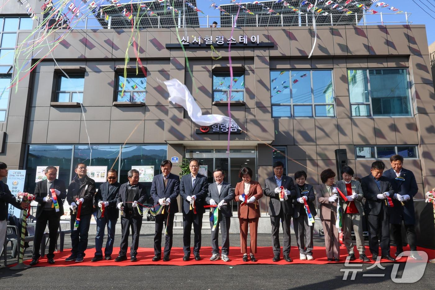 지난 5일 열린 연천군 신서면 힐링스테이 개소식에서 참석자들이 테이프커팅 행사를 하고 있다. &#40;연천군 제공, 재판매 및 DB금지&#41;