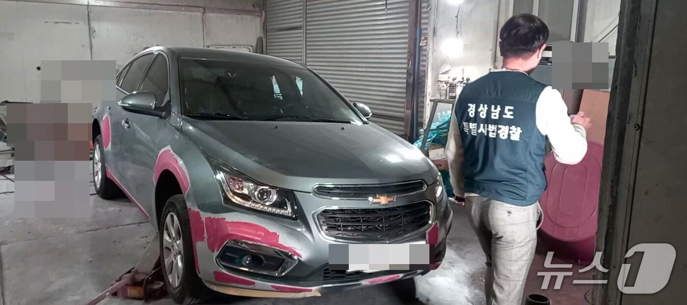 경남도 특별사법경찰이 불법 도색업체를 단속하고 있다.(경남도 제공. 재판매 및 DB금지)