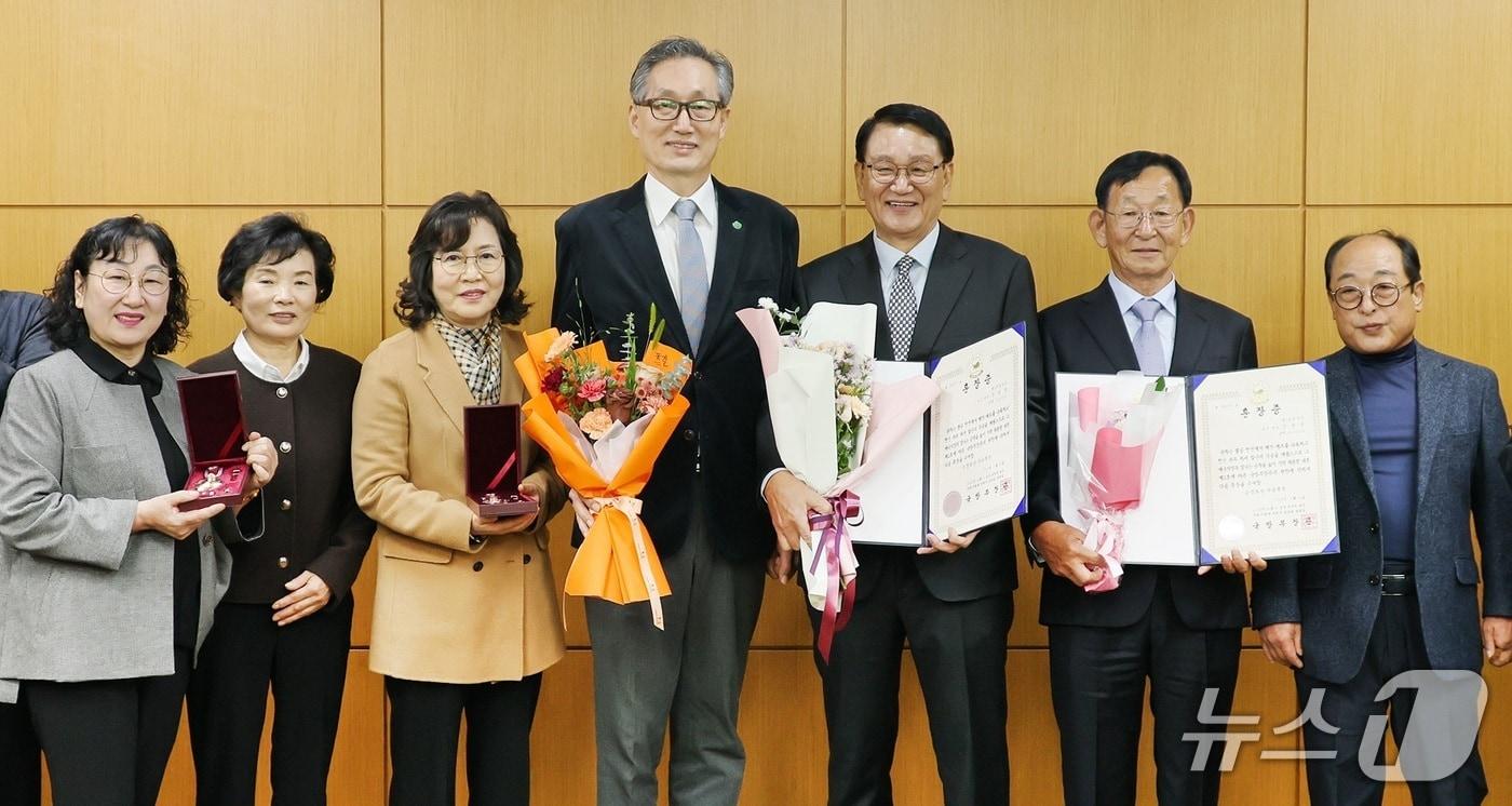 유득원 대전시 행정부시장은 이날 유가족 강구평씨와 강구태 씨에게 훈장을 전달했다. &#40;대전시 제공&#41; / 뉴스1