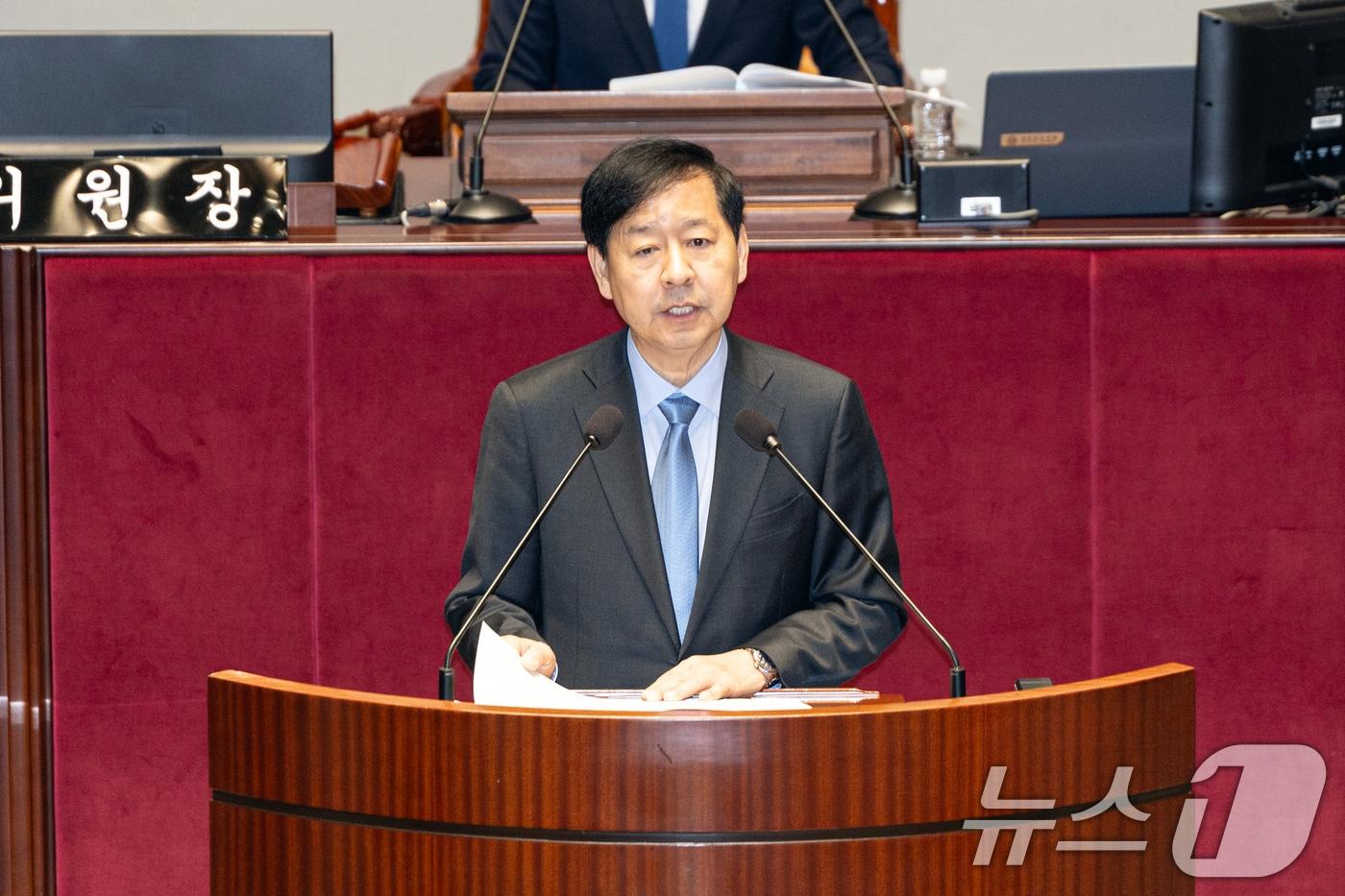 구윤철 경제부총리 겸 기획재정부 장관이 6일 서울 여의도 국회에서 열린 제429회국회&#40;정기회&#41; 예산결산특별위원회 제3차 전체회의에서 2026년도 정부 예산안 제안 설명을 하고 있다. 2025.11.6/뉴스1 ⓒ News1 이승배 기자