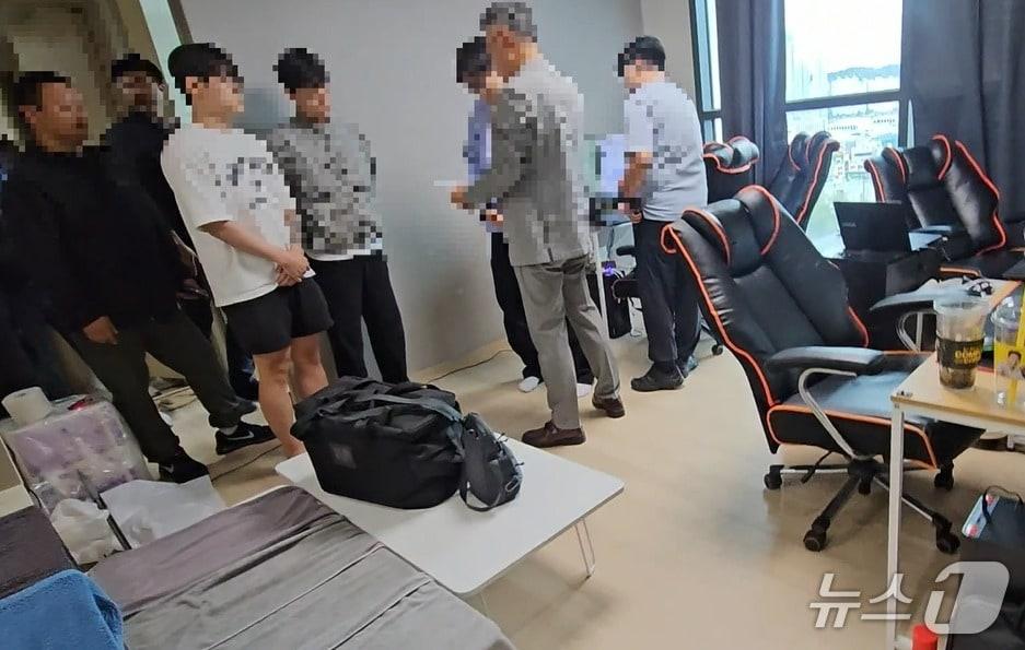 본문 이미지 - 해외선물 도박사이트를 운영한 일당 검거 모습.&#40;인천경찰청 제공. 재배포 및 DB금지&#41;2025.11.6/뉴스1