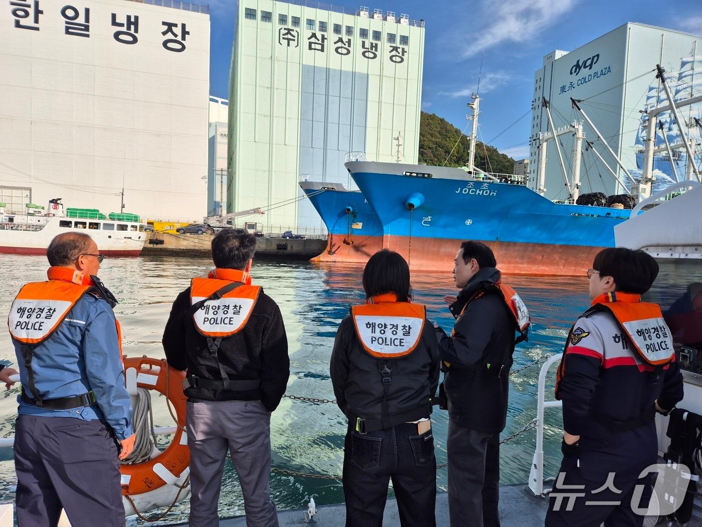 본문 이미지 - 부산항만공사, 경찰, 해양경찰 등이 합동으로 감천항 해상 합동점검을 실시하는 모습 &#40;BPA 제공. 재판매 및 DB금지&#41;