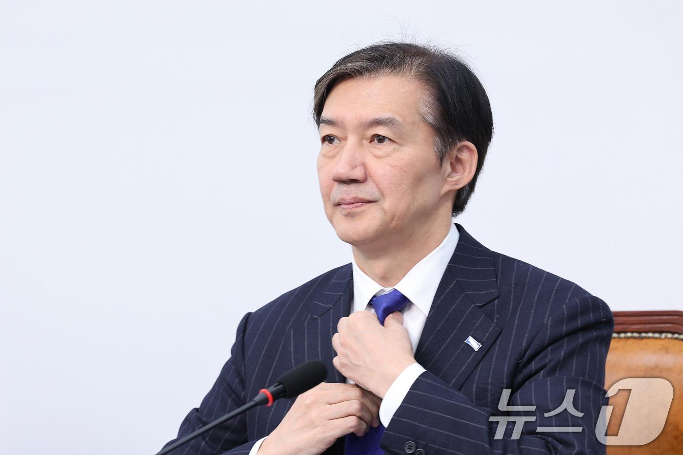 조국 전 조국혁신당 비상대책위원장이 지난 6일 서울 여의도 국회에서 열린 비상대책위원회 회의에서 넥타이를 고쳐매고 있다. 조국 비대위원장은 이날 당대표 출마를 위해 비대위원장직에서 사퇴한다고 밝혔다. 2025.11.6/뉴스1 ⓒ News1 신웅수 기자