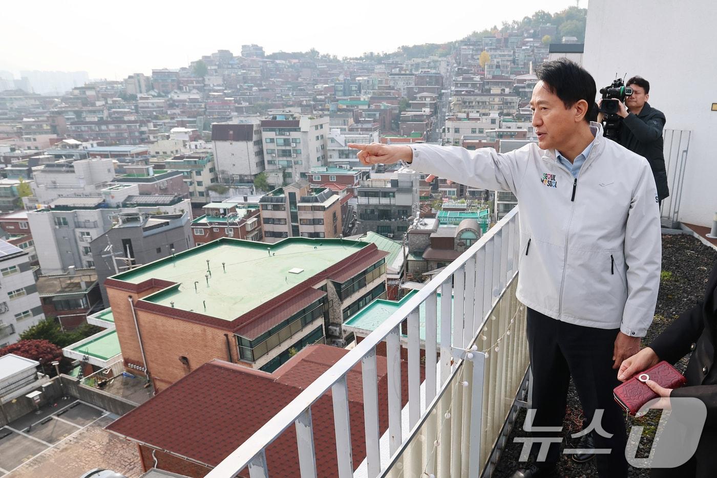 오세훈 서울시장이 6일 오전 서울 성북구 장위 13 재정비촉진구역 현장을 찾아 뉴타운 예정 부지를 둘러보고 있다.  2025.11.6/뉴스1 ⓒ News1 오대일 기자