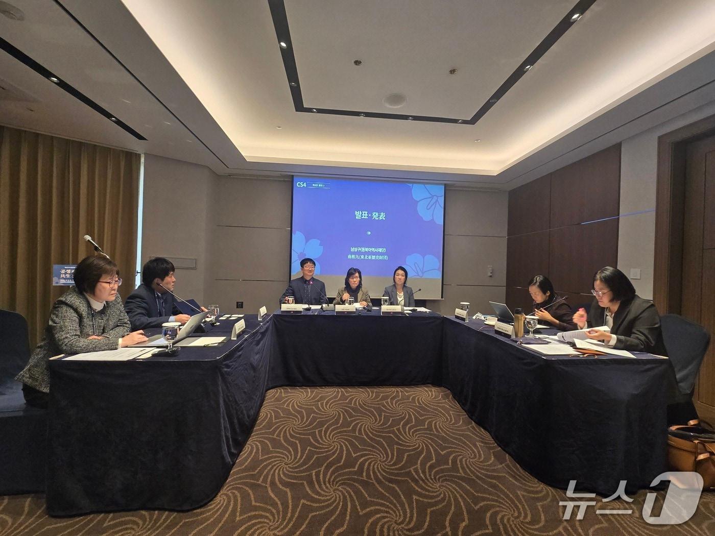 본문 이미지 - 6일 서울 롯데호텔에서 동북아역사재단과 현대일본학회가 공동 주최하는 한일 국교 정상화 60주년 국제학술회의 일정으 &#39;한일관계와 역사인식&#39; 세션이 진행되고 있다. ⓒ 뉴스1 김정한 기자