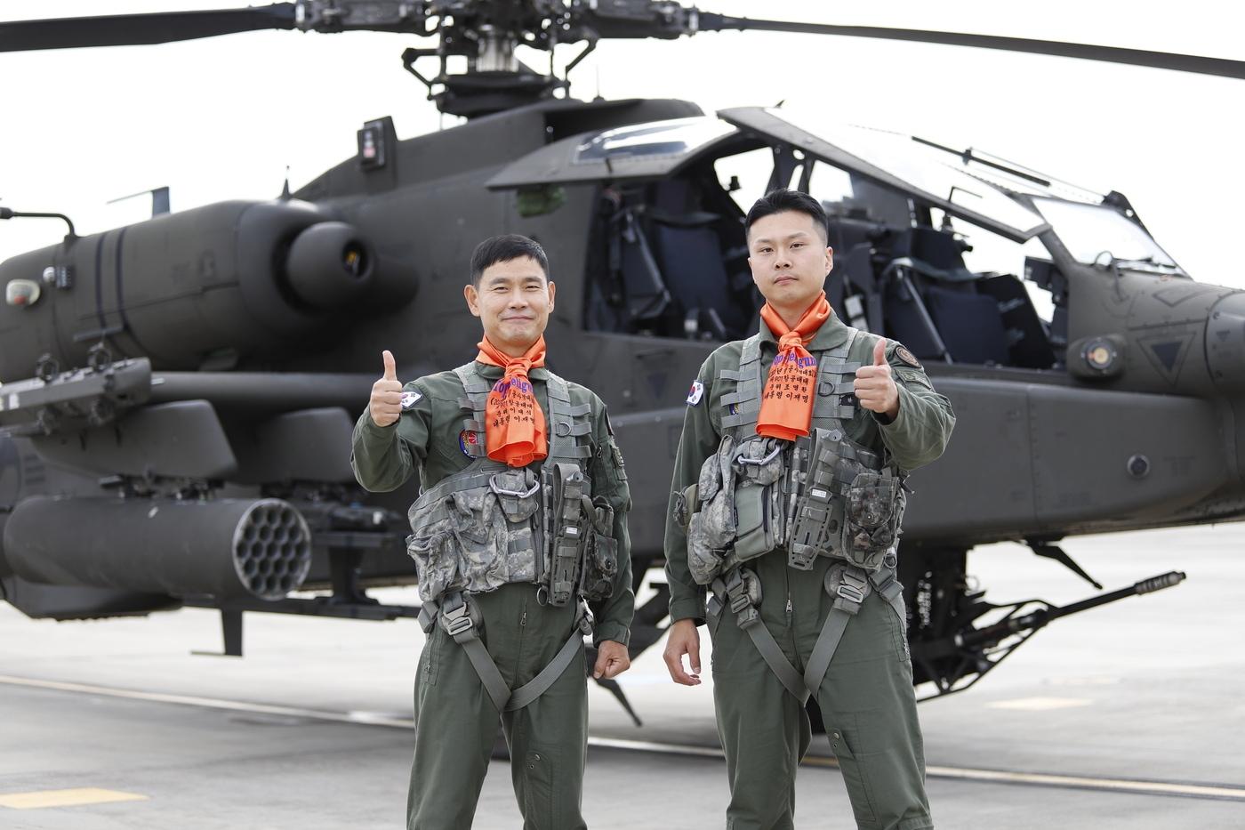 2025 육군항공 사격대회 &#39;탑 헬리건&#39;으로 선발된 901항공대대 이대식·조명환 준위가 아파치 헬기 앞에서 포즈를 취하고 있다.&#40;육군 제공&#41;